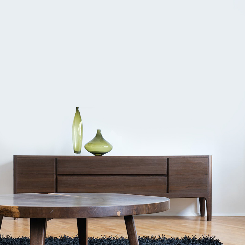 Pusta ściana w salonie nad komodą, wnętrze bez dekoracji ściennych